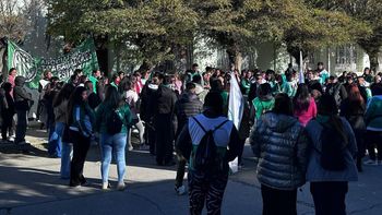 sin clases: porteros de zapala iniciaron paro por falta de cargos sin clases: porteros de zapala iniciaron paro por falta de cargos