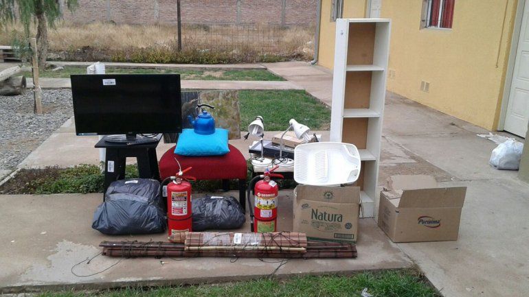 Parte de los elementos recuperados durante los allanamientos realizados en la comarca petrolera.