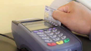 Advierten por cobro extra al pagar con tarjeta de débito