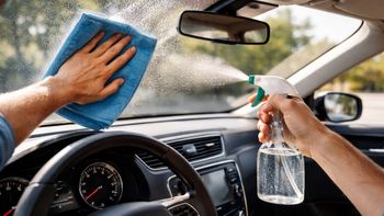 El vinagre es un aliado a la hora de limpiar el auto. Foto: IA (ChatGPT) El vinagre es un aliado a la hora de limpiar el auto. Foto: IA (ChatGPT)