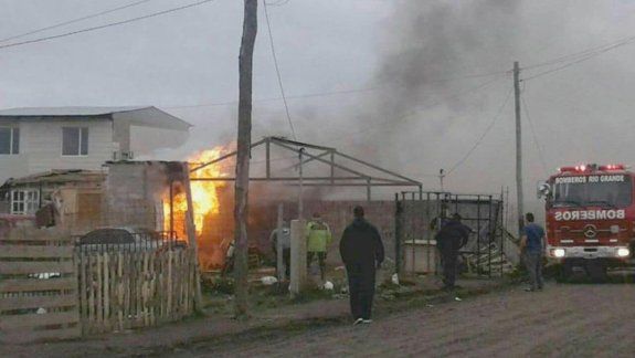 El 13 de mayo los dos hermanitos murieron dentro de la casilla que se prendió fuego. El caso dio un dramático giro. La Justicia procesó al padrastro de los nenes (foto). El juez dictó la falta de mérito a otros familiares.