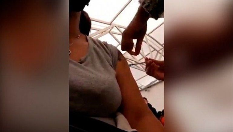 Se grabó mientras la vacunaban y notó que la jeringa estaba vacía