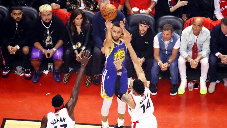 Golden State se impuso en un final dramático y estiró la final de la NBA