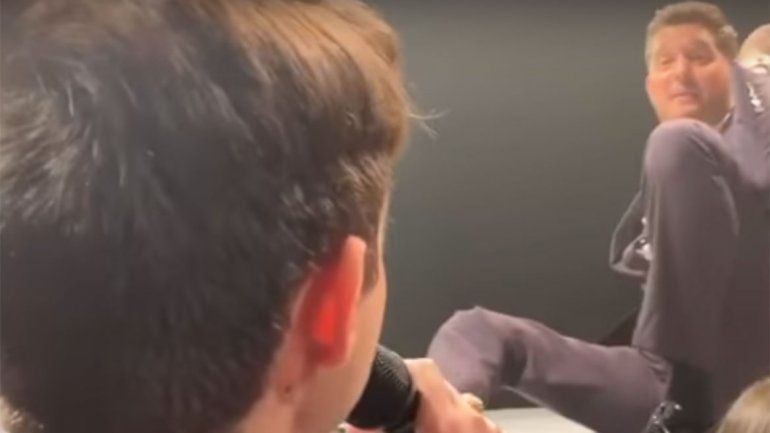 Video: a lo Abel Pintos, Bublé hizo cantar a un fan y quedó boquiabierto