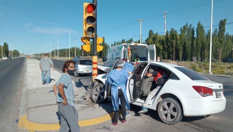 Plottier: chocó y terminó incrustado en un semáforo