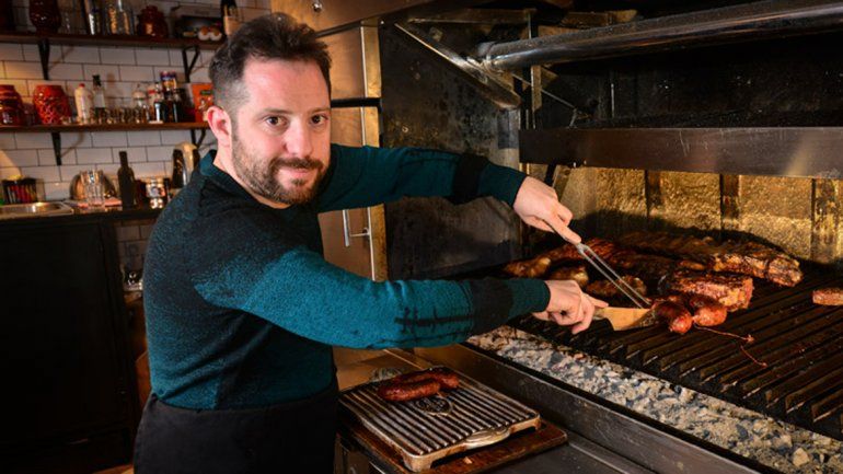 En las primeras imágenes se puede ver al diputado en reuniones y en la comodidad de su hogar.