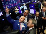 Ejecutivos de Wall Street observan las pantallas electrónicas antes de una importante OPI en la Bolsa de Nueva York. November 26, 2019.  REUTERS/Lucas Jackson