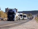 El tránsito en las rutas petroleras es incesante.