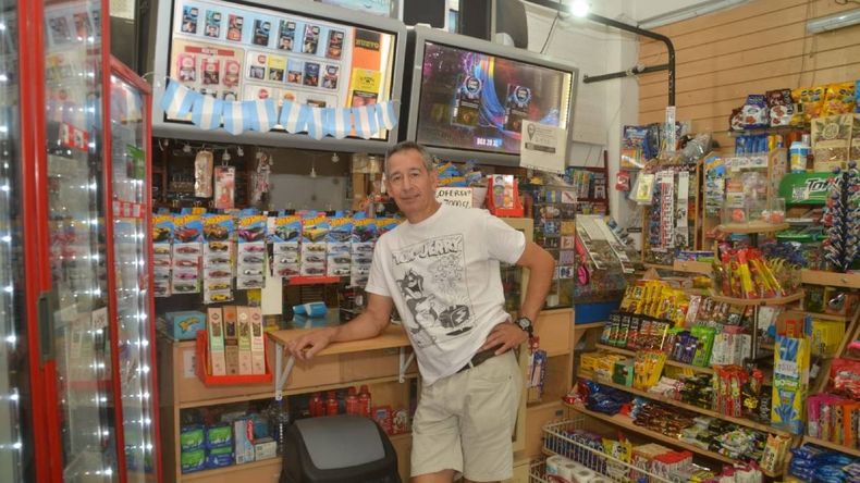 Naza, el popular kiosquero del centro repasó su historia. | LM Neuquen Naza, el popular kiosquero del centro repasó su historia.