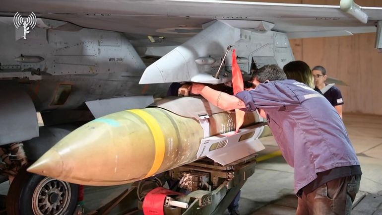 Soldados israelíes cargando misiles en los cazas que luego utilizarán para atacar a Hezbollah. Soldados israelíes cargando misiles en los cazas que luego utilizarán para atacar a Hezbollah.