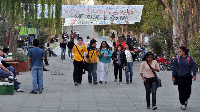 El récord de ingresantes le complica las finanzas a la UNCo