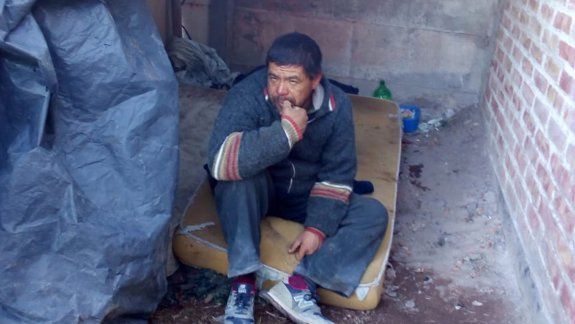Fabián vive en una chocita hecha con algunas maderas y nylon.