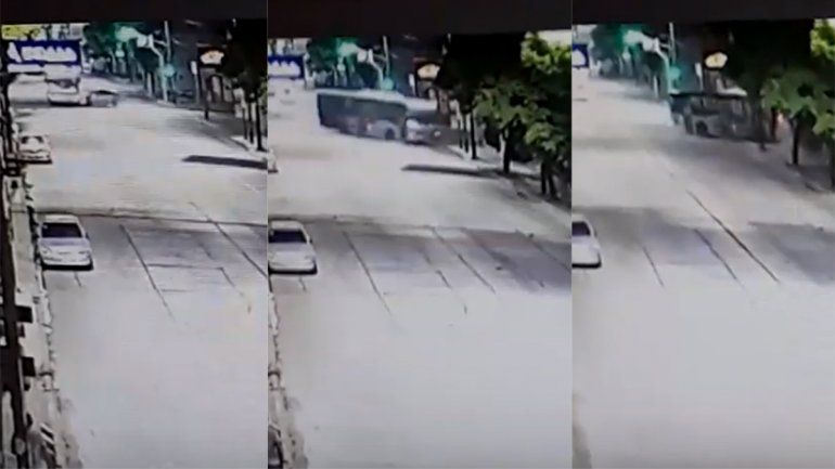 Video: murió el chofer de un colectivo que se incrustó en una casa
