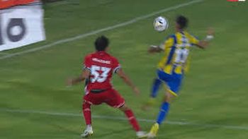 Ángel Di María cambió el penal por gol. Ángel Di María cambió el penal por gol.