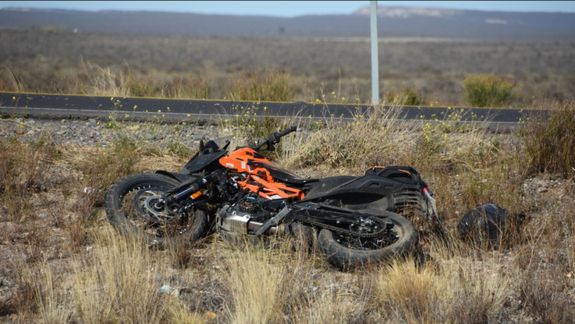 La moto del médico de Chubut quedó tirada a la vera de la ruta 25, a entre 20 y 30 metros de la camioneta que la impactó.&nbsp;