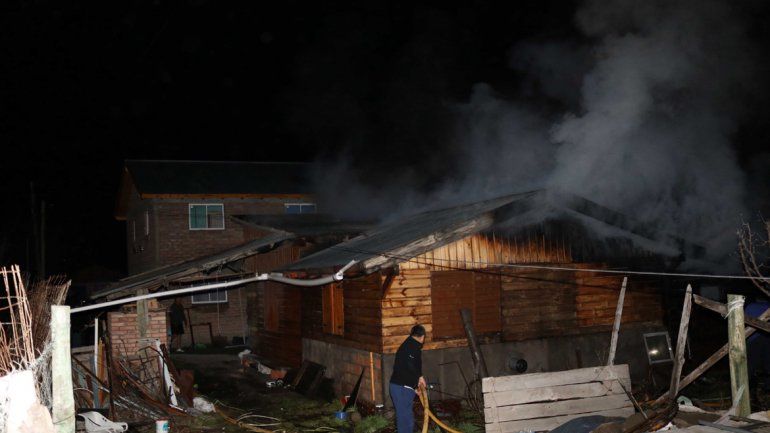 Las llamas afectaron una vivienda en el barrio Provincial de Junín de los Andes.