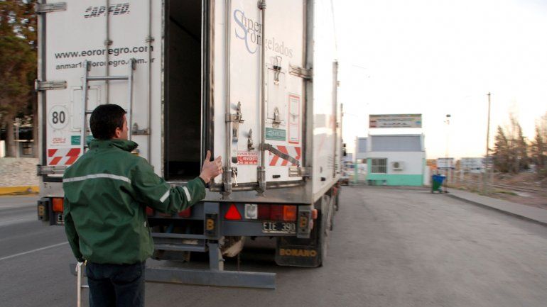 Los camiones con alimentos se controlan a diario en el ingreso a la provincia. Pero el cobro de la tasa fue puesto bajo la lupa por la Corte Suprema.