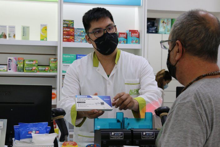 En las últimas semanas aumentó la venta de autotest de COVID en las farmacias