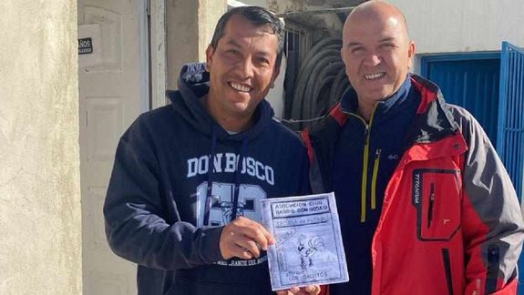 Badilla junto a uno de los hijos de René, quien llevó la revista a Zapala.&nbsp;