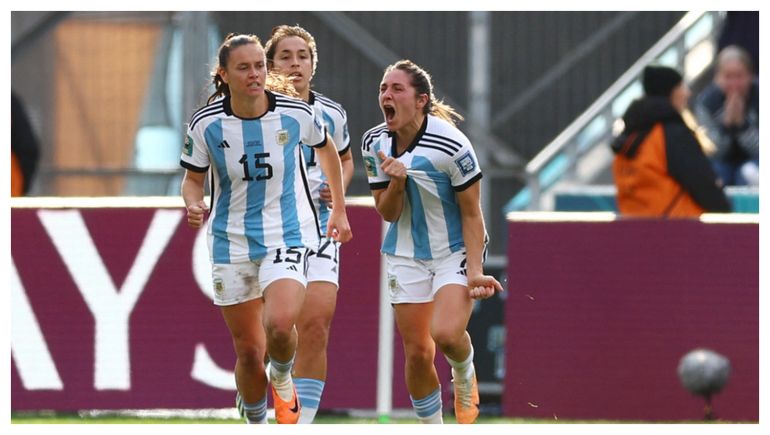 Romina Núñez festeja su gol