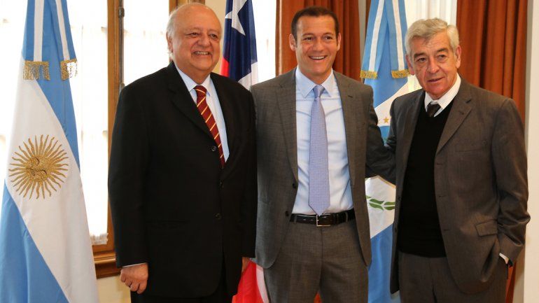 Gutiérrez junto a los embajadores de Chile y Argentina.