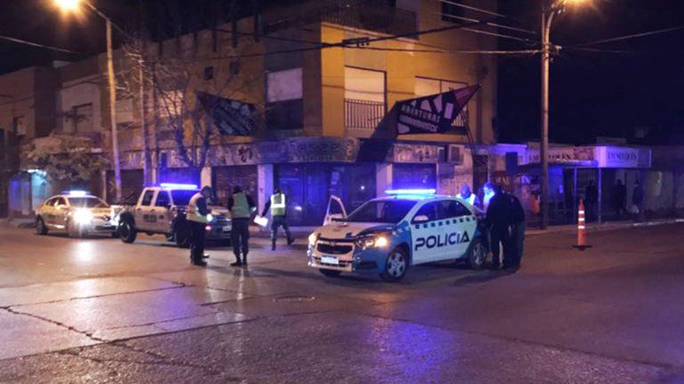 Chocó un patrullero y complicó el tránsito en el centro