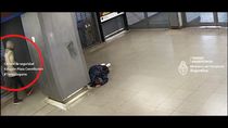 El momento en que el delincuente ingresa a la escena para robarle al indigente, que duerme en la entrada del subte. El momento en que el delincuente ingresa a la escena para robarle al indigente, que duerme en la entrada del subte.