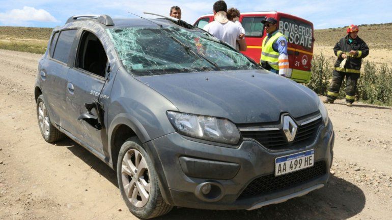 Una familia porteña volcó en la Ruta 60 y la bebé de dos años se salvó de milagro
