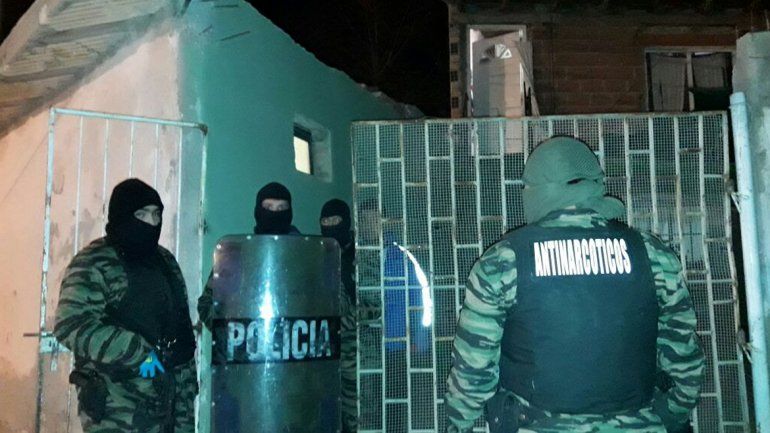 Autos de alta gama, cocaína y miles de pesos halló la Policía en un golpe a banda narco