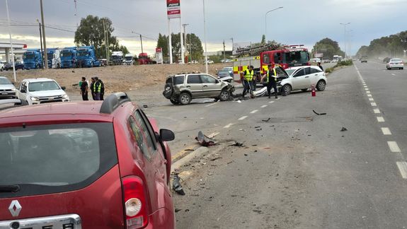 Tremendo choque que involucró a tres vehículos en Ruta 7. Foto gentileza: Centenario Digital.