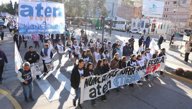 Pese al frío, los docentes activaron un paro y movilización por las víctimas de la explosión en la escuela. Pese al frío, los docentes activaron un paro y movilización por las víctimas de la explosión en la escuela.