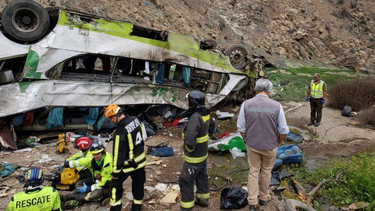 Tragedia en Chile: desbarrancó un micro y murieron 20 personas