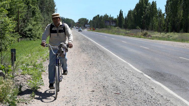 Los trabajadores rurales circulan por la banquina con mucho peligro.
