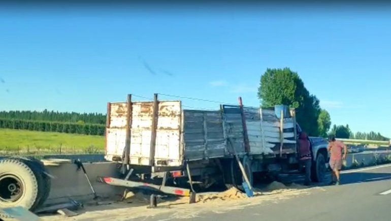 Ruta 22: su camión tuvo un desperfecto mecánico y perdió el cargamento de aserrín