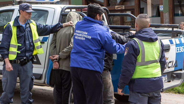 La grave acusación recayó sobre los efectivos de la policía de Neuquén en un procedimiento que tuvo lugar el miércoles por la noche en el puesto de control ubicado sobre la ruta Nº237.