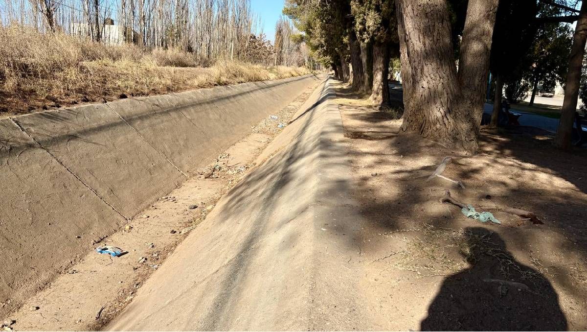 El canal de riego principal de Centenario está vacío. Allí se escondió una pareja ladrona.&nbsp;