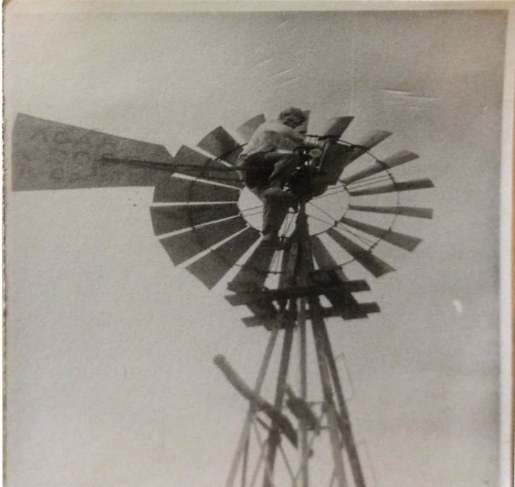 El trajín del campo: Paulino arreglando un molino. Foto: gentileza El trajín del campo: Paulino arreglando un molino. Foto: gentileza