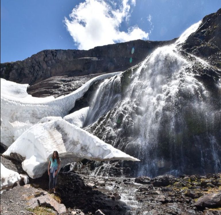 La cascada del cerro La Trota empieza a descongelarse en enero, de adentro hacia afuera por estar a resguardo del sol. La cascada del cerro La Trota empieza a descongelarse en enero, de adentro hacia afuera por estar a resguardo del sol. 
