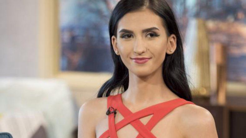 Aleexandra dice que se inspiró en el film Propuesta indecente para subastar su primera vez. Quiere una casa para sus padres, que serán desalojados.