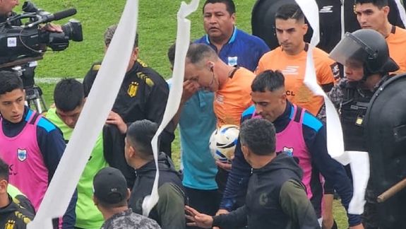 Escándalo en el ascenso: un árbitro denunció amenazas y suspendió el partido de Deportivo Madryn
