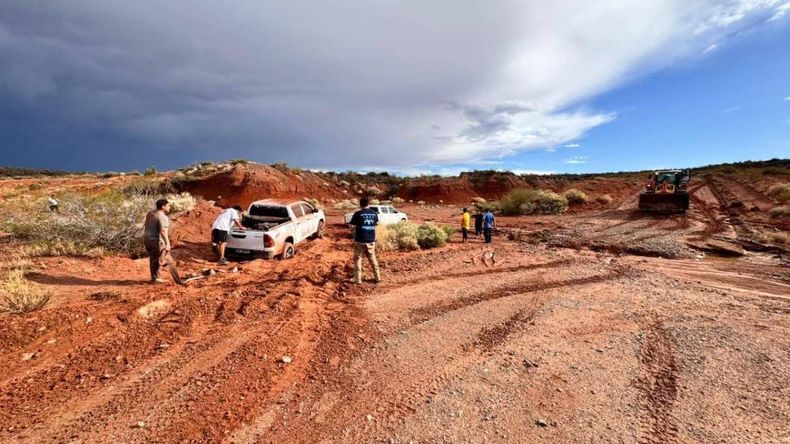 Impresionante tormenta y corte de rutas en Rincón de los Sauces: debieron rescatar a siete personas | LM Neuquen Impresionante tormenta y corte de rutas en Rincón de los Sauces: debieron rescatar a siete personas