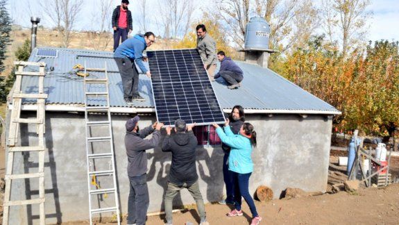 Andacollo: Estudiantes ayudaron a un vecino a tener electricidad
