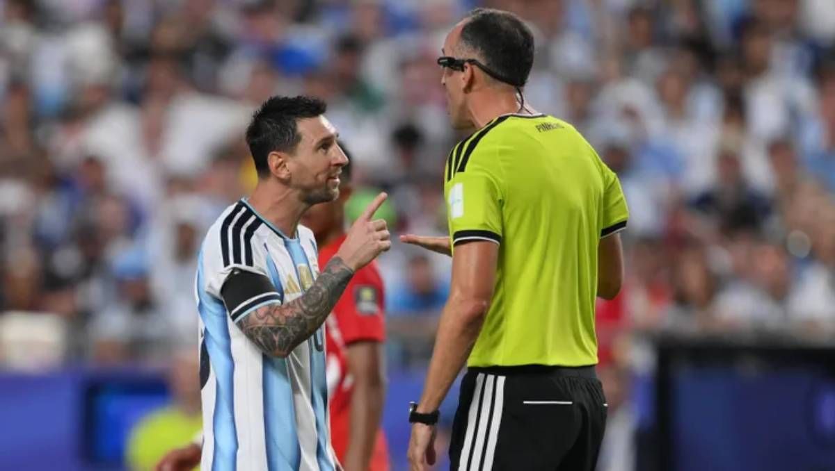El árbitro que discutió con Messi en el Mundial 2026 reveló qué pasó