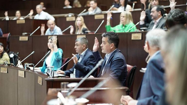 La primera sesión de la Legislatura entre un micrófono abierto y acusaciones de sectarismo