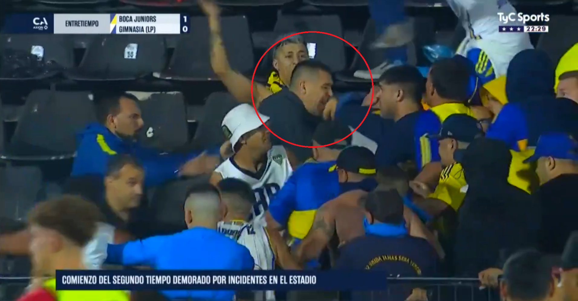 Juan Román Riquelme intercedió en los incidentes.