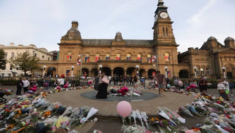 Familiares, amigos y vecinos de las nenas asesinadas se movilizaron para despedirlas y pedir justicia. Foto: Google. Familiares, amigos y vecinos de las nenas asesinadas se movilizaron para despedirlas y pedir justicia. Foto: Google.