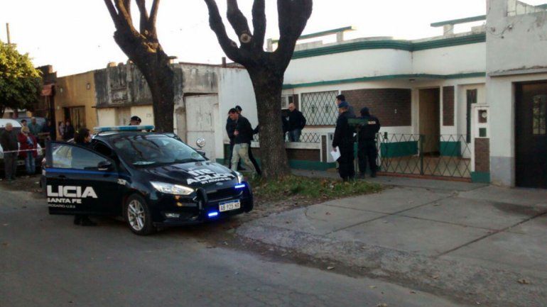 La mujer de 61 años fue hallada sin vida en su casa. El hijo fue detenido.