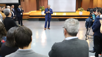 El gobernador charló con periodistas e hizo algunos anuncios en el Auditorio de Casa de Gobierno. El gobernador charló con periodistas e hizo algunos anuncios en el Auditorio de Casa de Gobierno.