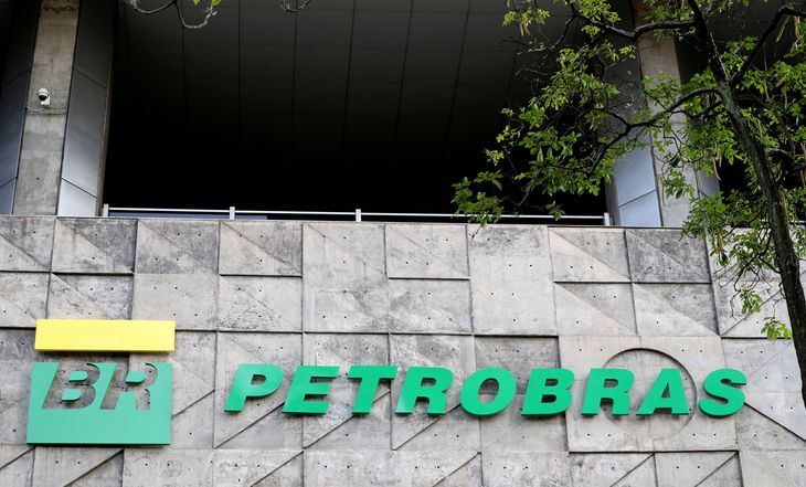 FOTO DE ARCHIVO: Logo de Petrobras en la sede de la empresa, en Brasil. REUTERS/Sergio Moraes