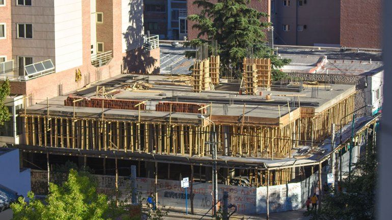 La construcción, sin techo